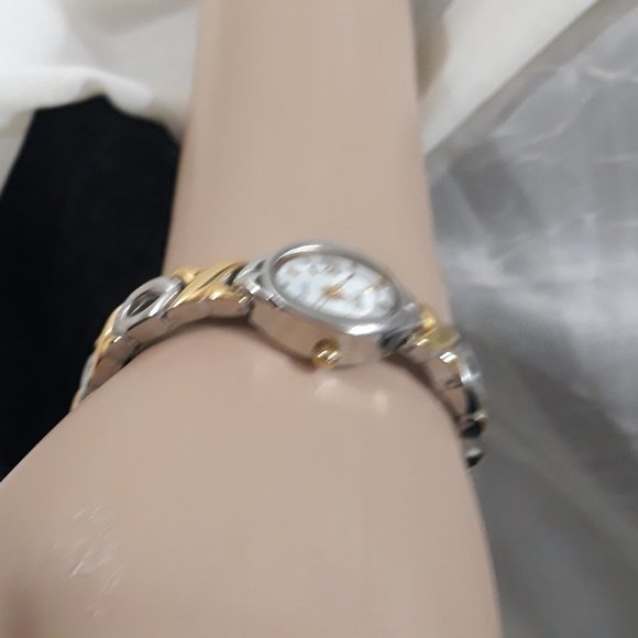 XOXO GRUEN WATCH GOLD AND SILVER TONE QUARTZ WORKS - Picture 5 of 7